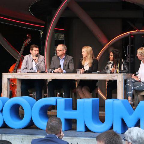 Das Bild zeigt die Gesprächsrunde auf der Bühne beim zweiten Sommerdialog mit Oberbürgermeister Thomas Eiskirch am 02.09.2017.