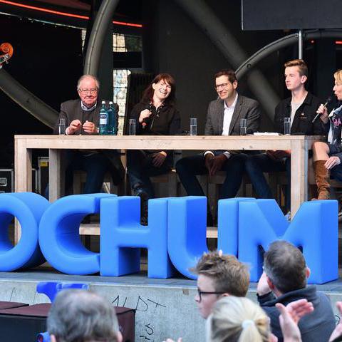 Die Gäste des Sommerdialogs 2018 auf der Bühne im Bermudadreieck in Bochum.