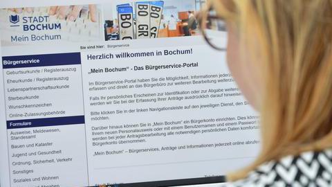 Eine Frau schaut sich das Bürgerservice-Portal der Stadt Bochum an.