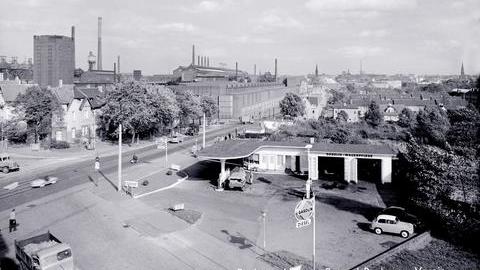 Hochaufnahme der Alleestraße und des Bochumer Vereins in den 1950ern mit einem Radweg entlang der Straße 