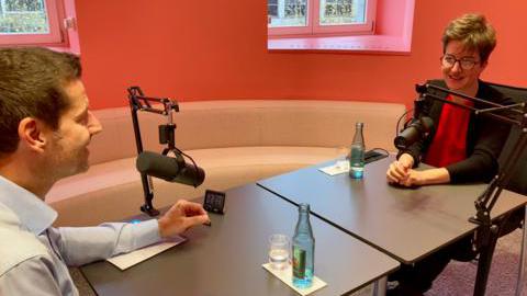 Der Oberbürgermeister und Noor Mertens bei der Aufnahme des Podcasts.