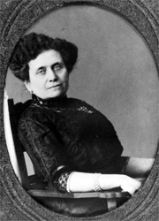Porträt von Frau Hedwig Hoffmann, gehörte zu den ersten Frauen, die 1919 ins Bochumer Stadtparlament einzogen, schwarz-weiß Aufnahme