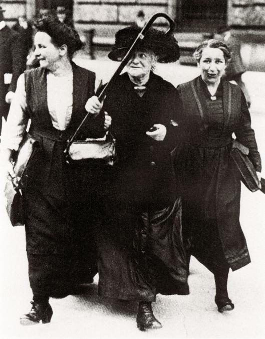 Lore Agnes (links), Clara Zetkin (mitte), Mathilde Wurm (rechts)