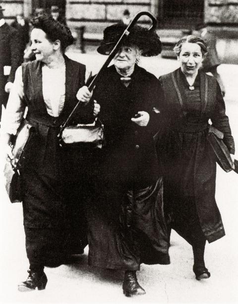 Lore Agnes (links), Clara Zetkin (mitte), Mathilde Wurm (rechts)