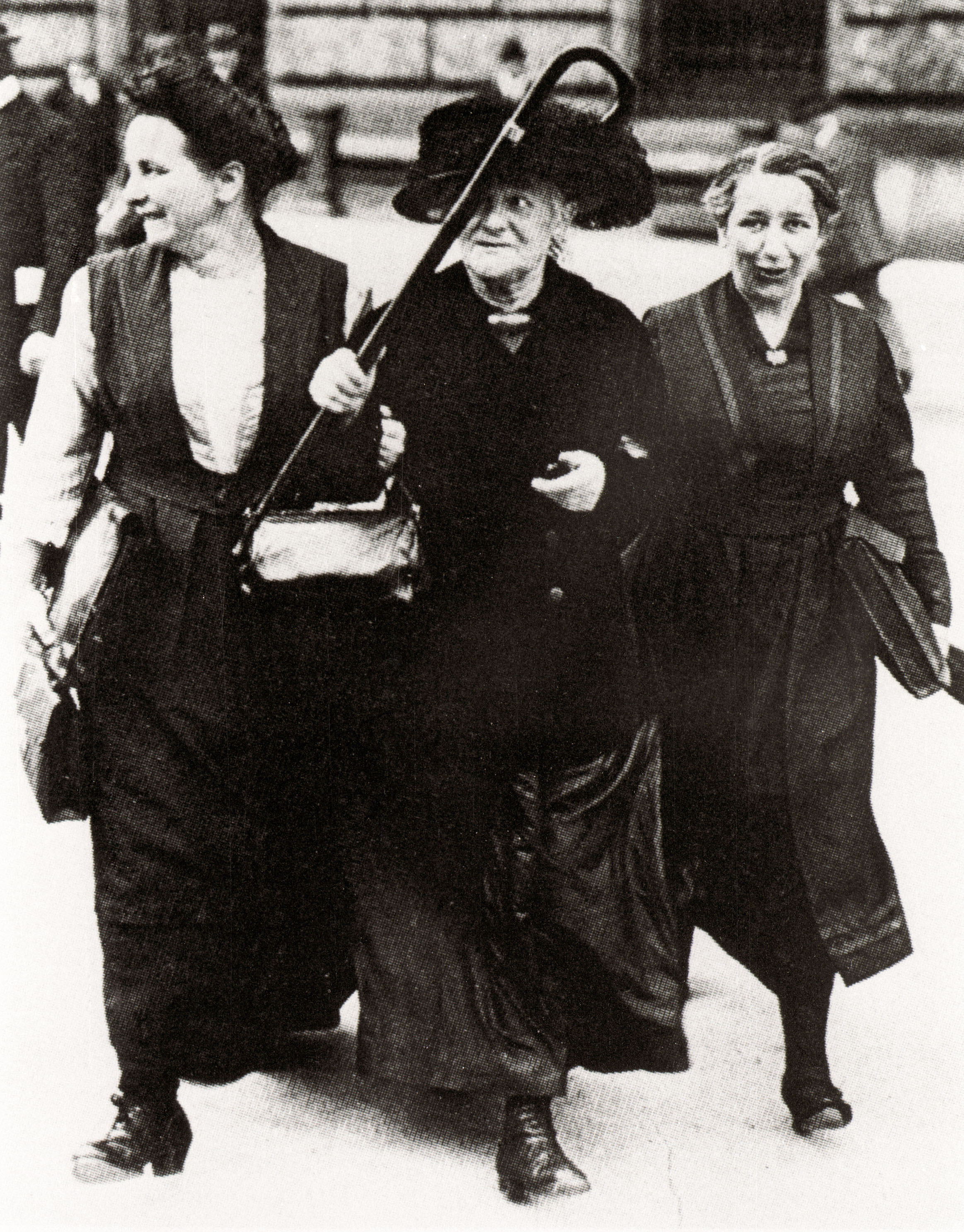Porträt von F(Lore Agnes (links) zusammen mit Clara Zetkin (Mitte) und Mathilde Wurm (rechts) vor dem Reichstag in Berlin, 1919)rau Lore Agnes, gehörte 1919 unter anderem zu den ersten Frauen im deutschen Reichstag, schwarz-weiß Aufnahme
