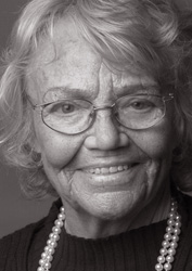 Porträt von Frau Ruth Fricke-Matzdorf, Mitbegründerin der Stadtbad-Initiative, schwarz-weiß Aufnahme
