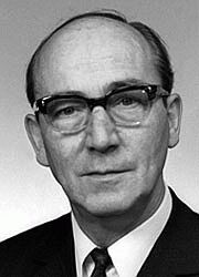 Porträt von Herrn Fritz Claus, von 1969 bis 1975 Oberbürgermeister von Bochum, schwarz-weiß Aufnahme