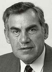 Porträt von Herrn Heinz Eikelbeck, von 1975 bis 1994 Oberbürgermeister von Bochum, schwarz-weiß Aufnahme