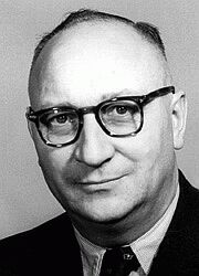 Porträt von Herrn Fritz Heinemann, 1952 bis 1969 Oberbürgermeister von Bochum, schwarz-weiß Aufnahme