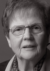 Porträt von Frau Irmgard Scheinhardt, ehemaliges Ratsmitglied, schwarz-weiß Aufnahme