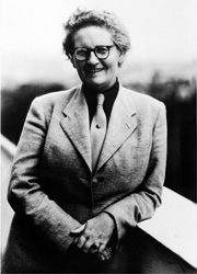 Porträt von Frau Elisabeth Treskow, war unter anderem bis 1964 Professorin an den Kölner Werkschulen, schwarz-weiß Aufnahme