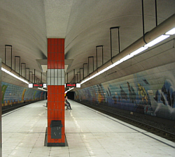 Innenaufnahme der U-Bahnhof Haltestelle Engelbert Brunnen/Bermudadreieck der Linien 308 und 318