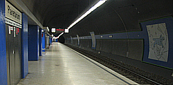 Innenaufnahme der U-Bahnhof Haltestelle Planetarium der Linien 308 und 318, an den Wänden der Bahnhofshalle befinden sich Bilder der zwölf Tierkreiszeichen