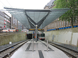 Aufnahme der U-Bahnhof Haltestelle Rathaus der Linie 306, man sieht das Glasdach über dem Mittelbahnsteig, dass durch fünf Stahlstützen getragen wird