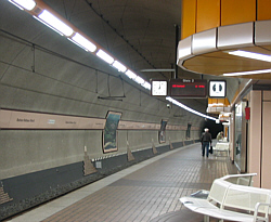 Innenaufnahme der U-Bahnhof Haltestelle Rathaus-Nord der Linie U 35