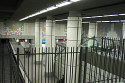 Innenaufnahme der U-Bahnhof Haltestelle Waldring der Linie U 35