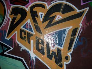 Graffiti einer Sprayer-Crew / Fundort: Bochumer Freifläche - Brücke Universitätsstraße / Ein- und Ausfahrt Universität Mitte