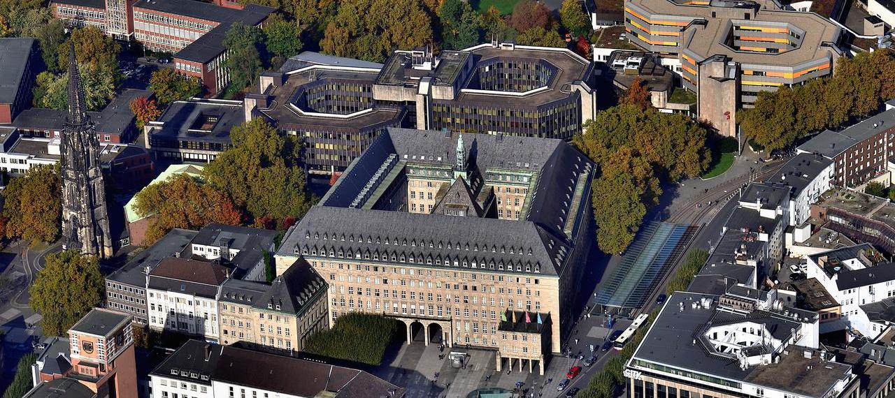 Die Luftaufnahme vom 16.10.2017 zeigt das Rathaus in Bochum