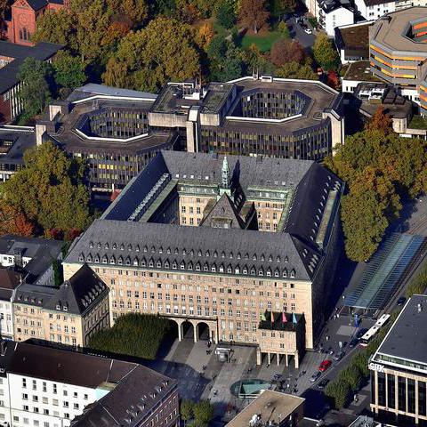Die Luftaufnahme vom 16.10.2017 zeigt das Rathaus in Bochum