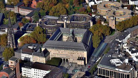 Die Luftaufnahme vom 16.10.2017 zeigt das Rathaus in Bochum