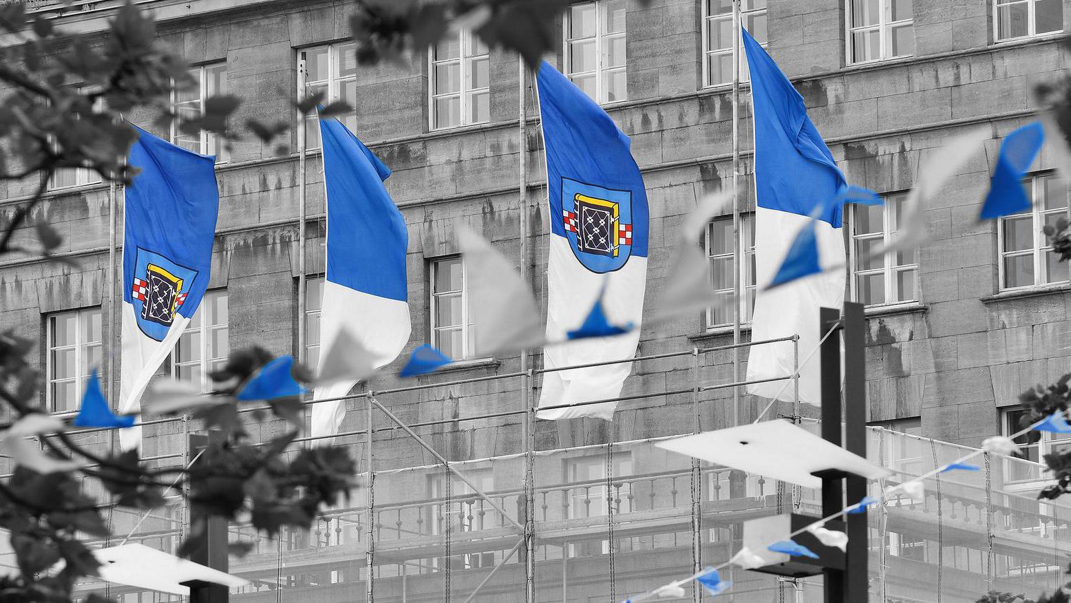 Blau-weiße Fahnen am Rathaus in Bochum, 26.04.2019