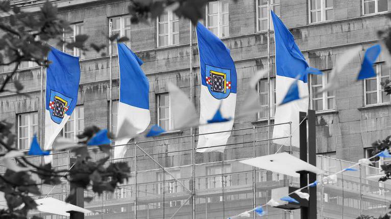Blau-weiße Fahnen am Rathaus in Bochum