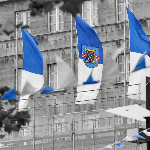 Blau-weiße Fahnen am Rathaus in Bochum