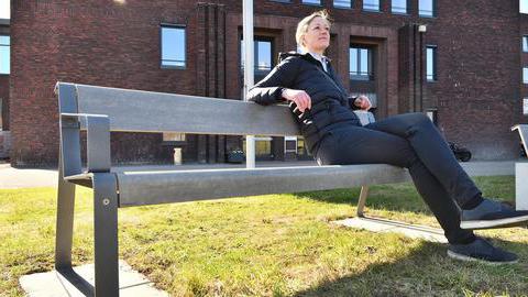 Das Bild zeigt eine Person, die auf einer Modellbank für den Innenstadtbereich des 1 000-Bänke-Programms sitzt.