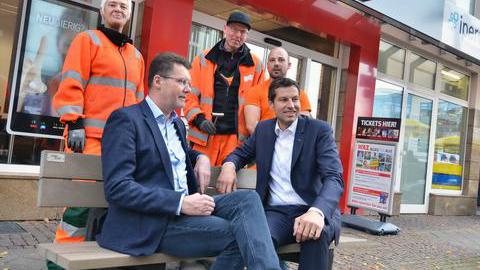 WAZ Redaktionsleiter Tom Schmidt und Oberbürgermeister Thomas Eiskirch montieren am 07.11.2018 die erste Bank auf der Oststraße.