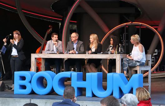 Die Gesprächsrunde auf der Bühne beim zweiten Sommerdialog mit Oberbürgermeister Thomas Eiskirch am 02.09.2017.