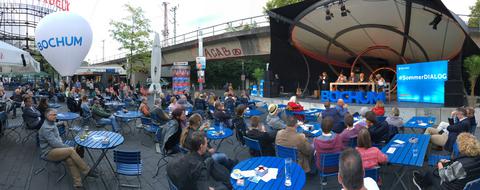 Die Bühne und das Publikum beim SommerDIALOG mit Oberbürgermeister Thomas Eiskirch am 02.09.2017 in Bochum.