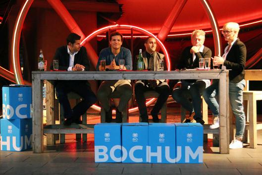 Die Gäste des Sommerdialogs 2016 auf der Bühne. Podiumsgäste: Oberbürgermeister Thomas Eiskirch, Wilken Engelbracht - VfL Bochum, Christian Großmann - Ing-Puls und Johan Simons - Schauspielhaus. Moderation: Katja Leistenschneider.