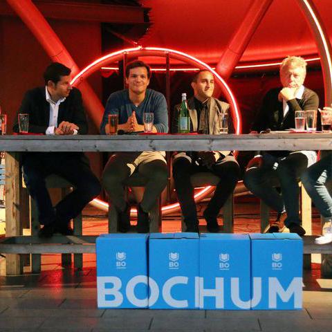 Das Bild zeigt die Gäste des Sommerdialogs 2016 auf der Bühne. Podiumsgäste: Oberbürgermeister Thomas Eiskirch, Wilken Engelbracht - VfL Bochum, Christian Großmann - Ing-Puls und Johan Simons - Schauspielhaus. Moderation: Katja Leistenschneider.