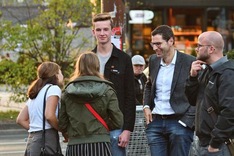 Oberbürgermeister Thomas Eiskirch und Apple-Stipendiat Felix Schlegel im Gespräch beim Sommerdialog 2018.