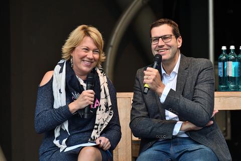 Oberbürgermeister Thomas Eiskirch und Moderatorin Stephanie Schmidt im Gespräch beim Sommerdialog am 15.09.2018.