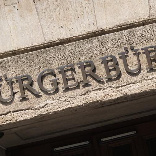Schriftzug Bürgerbüro über dem Eingang im Rathaus