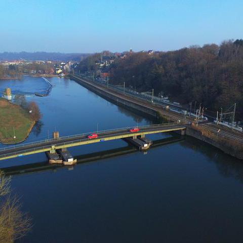 Luftaufnahme der Pontonbrücke über der Ruhr