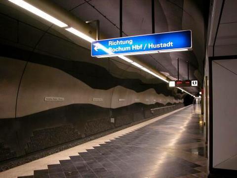 Der U-Bahnhof unter dem Bergbaumuseum.