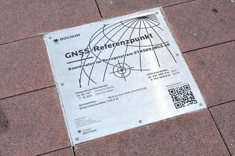 Ein Foto der Bodenplatte des GNSS-Referenzpunktes vor dem Bochumer Hauptbahnhof