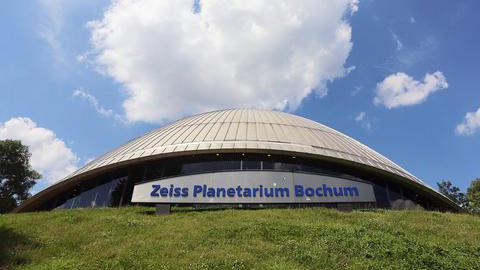 Das Bild zeigt eine Außenaufnahme des Planetariums