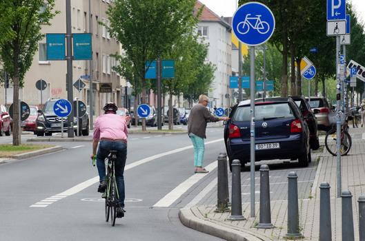 Beschilderung zum Radverkehr in Bochum, 26.07.2016.