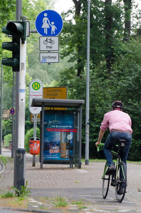 Beschilderung zum Radverkehr in Bochum, 26.07.2016.