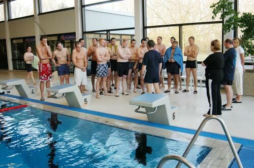 Bewerbergruppe beim Schwimmtest