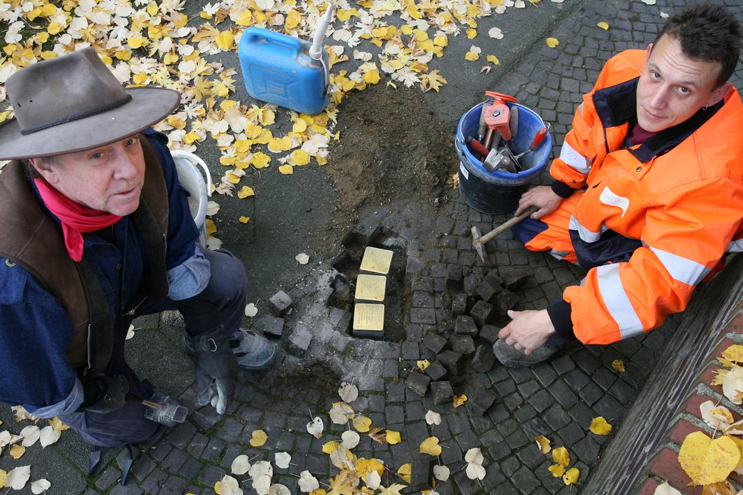 Verlegung von drei Stolpersteinen durch den Künstler Gunter Demnig