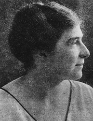 Porträt von Frau Agnes Hünnebeck, Schauspielerin und Lehrerin, schwarz-weiß Aufnahme