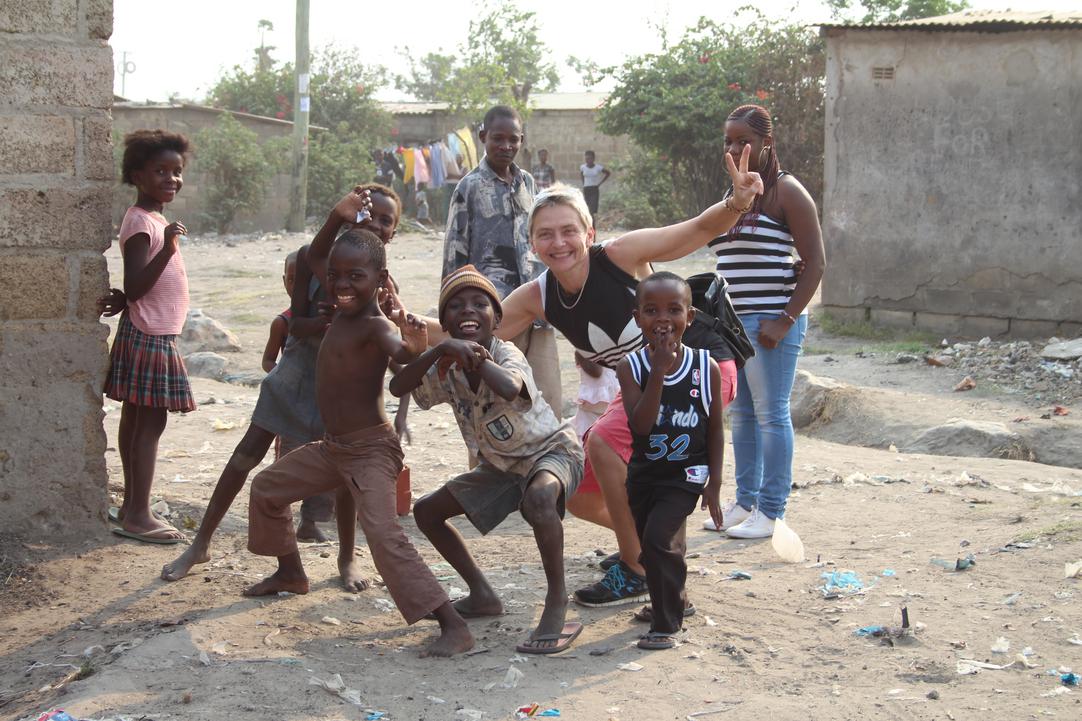 Petra Landers mit Kindern in Sambia