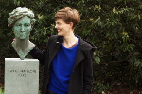 Büste von Grete-Penelope Mars mit der Künstlerin Kristina Buch