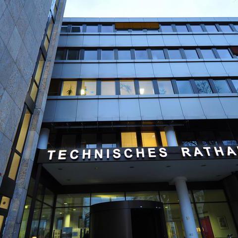 Blick auf den Eingang des Technischen Rathauses