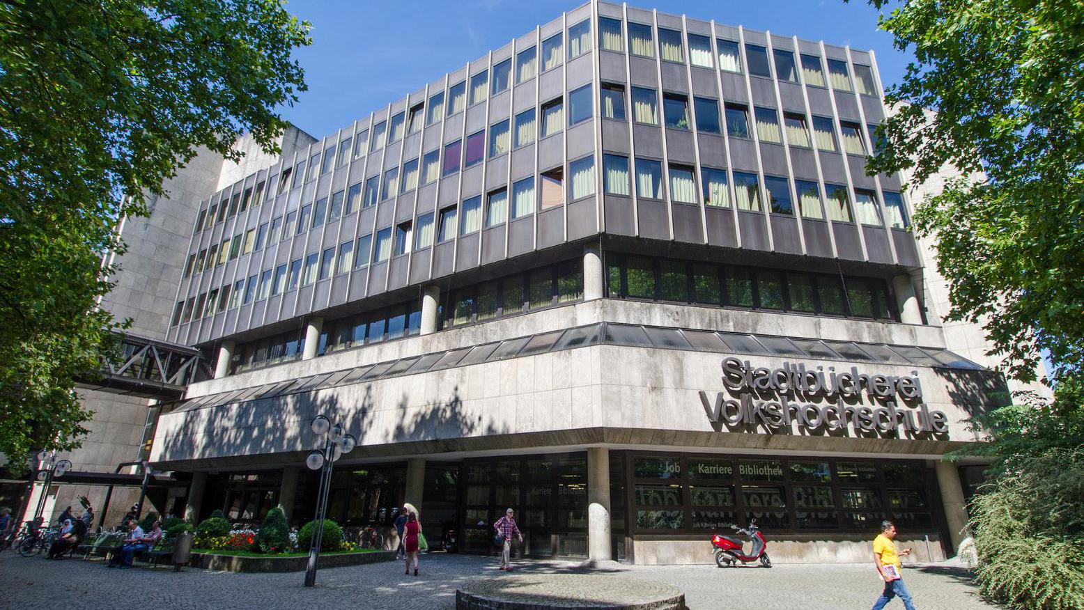 Das Bild zeigt die Stadtbücherei und die Volkshochschule.