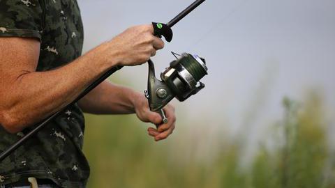 Anschnit eines Anglers mit Angel